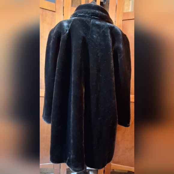 Vintage FAUX FUR coat Size 36" long, 28" pit-to-pit - Picture 4 of 15